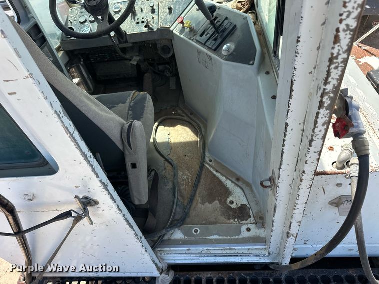 image for item EQ4703 2004 Ottowa 30 yard truck