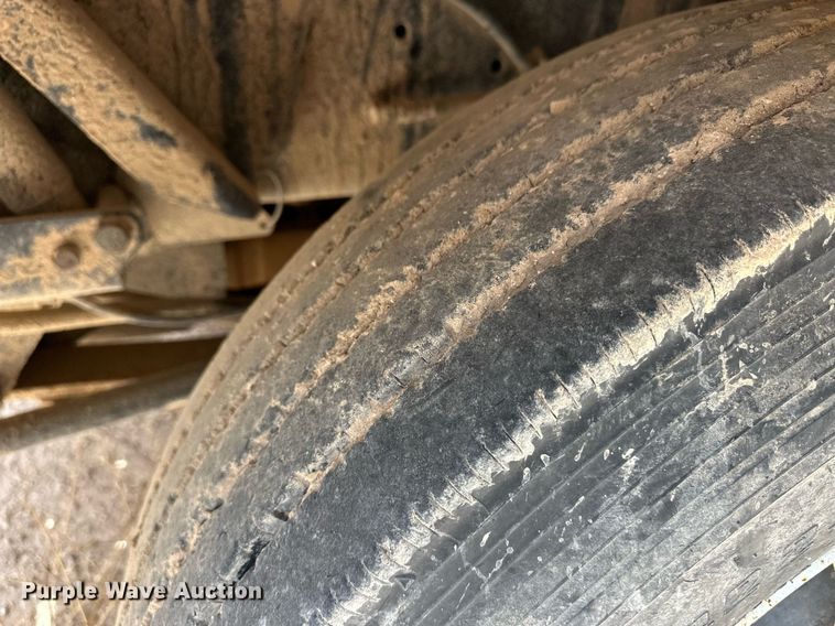 image for item EQ4703 2004 Ottowa 30 yard truck