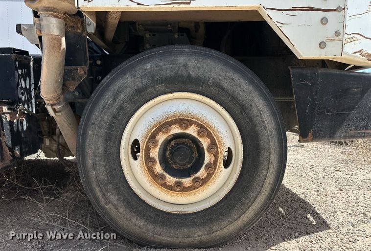 image for item EQ4703 2004 Ottowa 30 yard truck