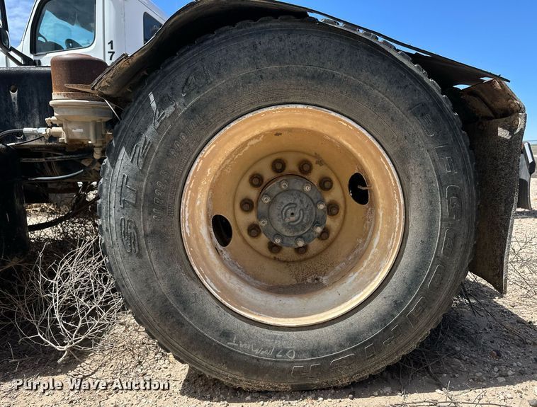 image for item EQ4703 2004 Ottowa 30 yard truck