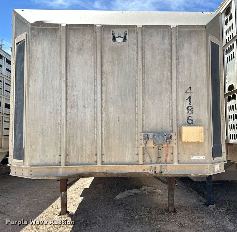 image for item EQ4704 2007 Barrett livestock trailer