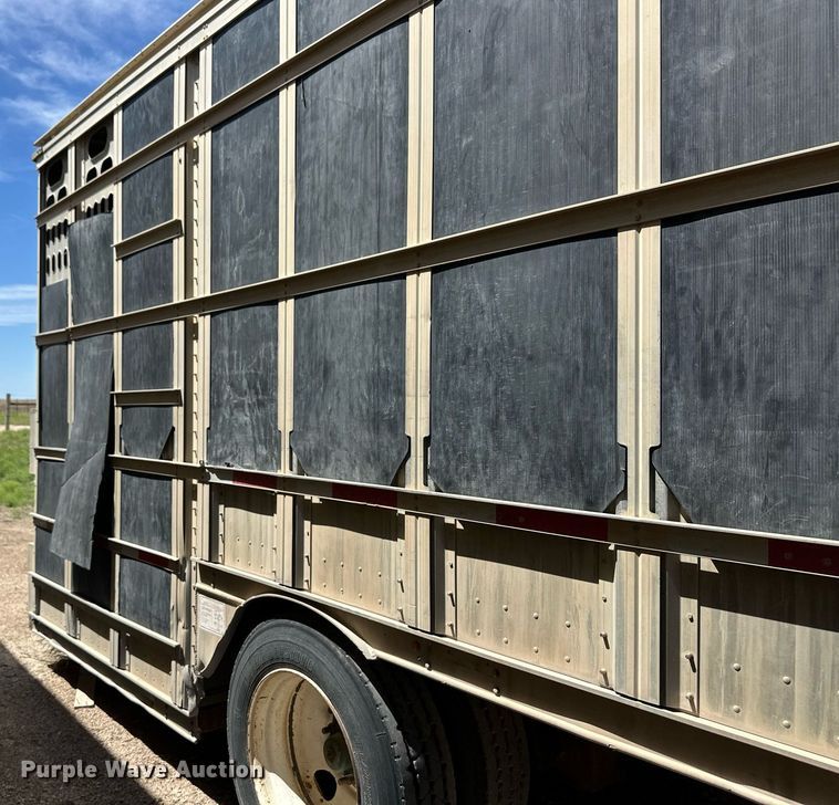 image for item EQ4704 2007 Barrett livestock trailer