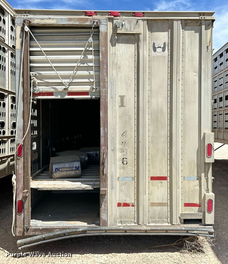 image for item EQ4704 2007 Barrett livestock trailer