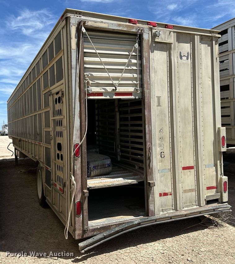 image for item EQ4704 2007 Barrett livestock trailer