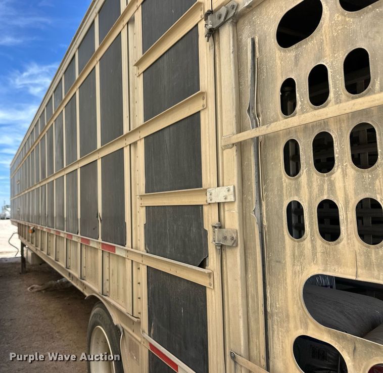 image for item EQ4704 2007 Barrett livestock trailer
