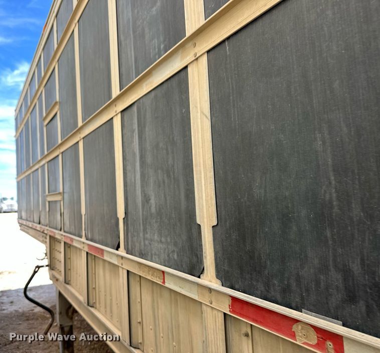 image for item EQ4704 2007 Barrett livestock trailer