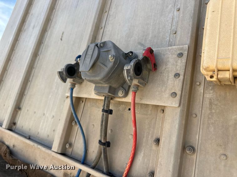 image for item EQ4704 2007 Barrett livestock trailer