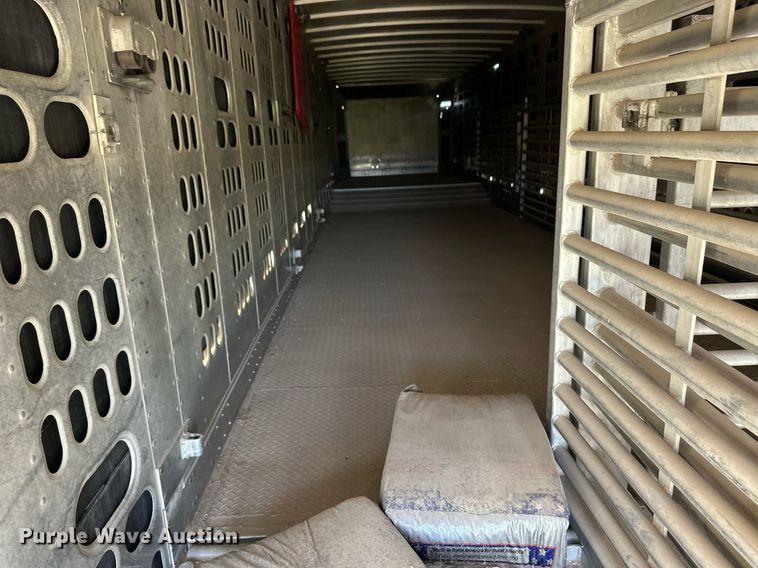 image for item EQ4704 2007 Barrett livestock trailer