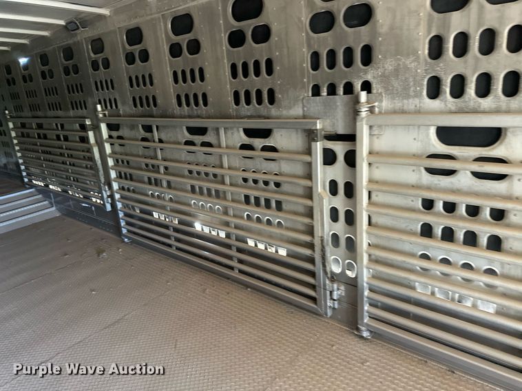 image for item EQ4704 2007 Barrett livestock trailer