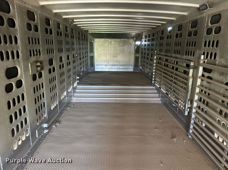 image for item EQ4704 2007 Barrett livestock trailer