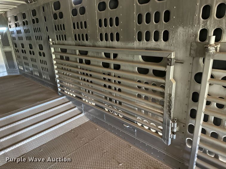 image for item EQ4704 2007 Barrett livestock trailer