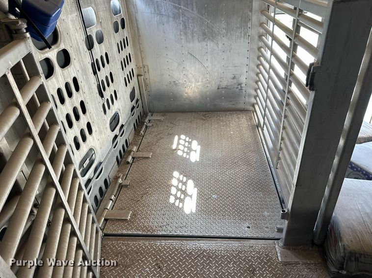 image for item EQ4704 2007 Barrett livestock trailer