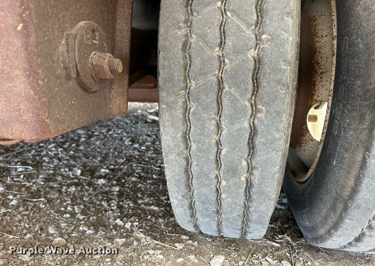 image for item EQ4704 2007 Barrett livestock trailer