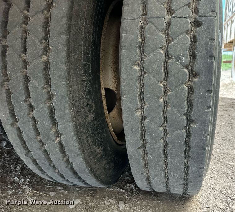 image for item EQ4704 2007 Barrett livestock trailer