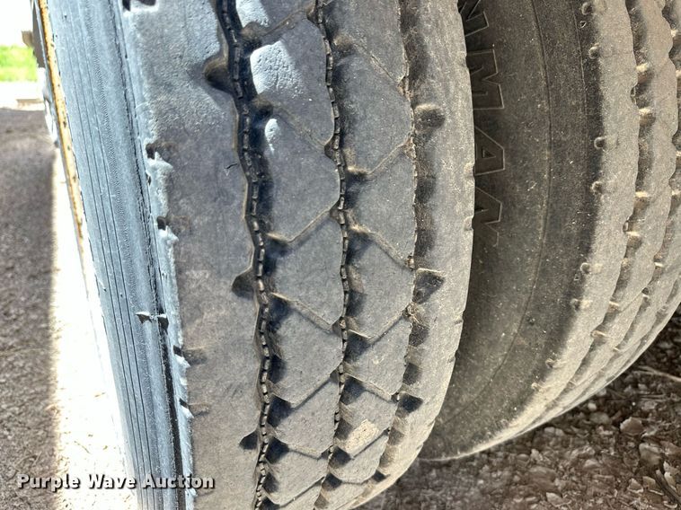 image for item EQ4704 2007 Barrett livestock trailer