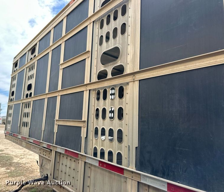 image for item EQ4705 2007 Barrett livestock trailer