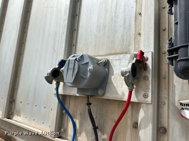 image for item EQ4705 2007 Barrett livestock trailer