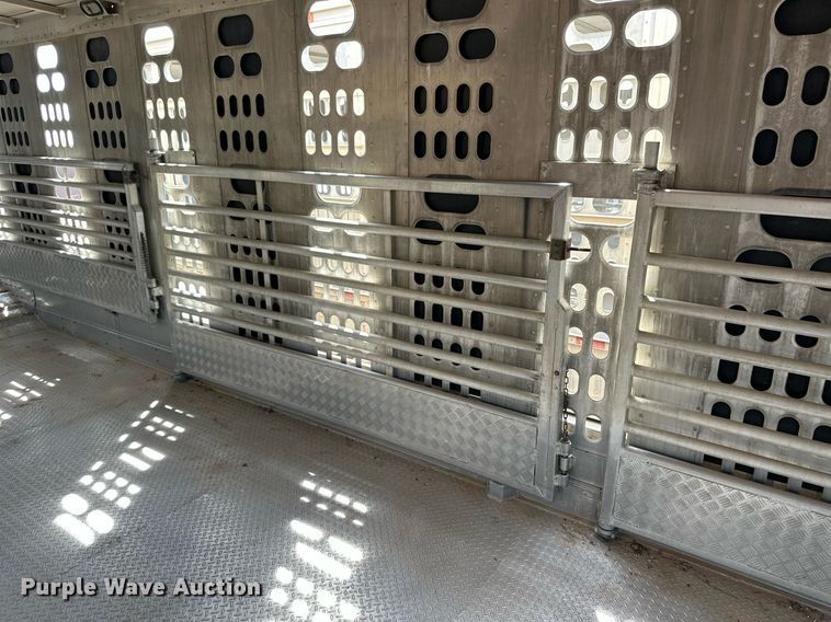 image for item EQ4705 2007 Barrett livestock trailer