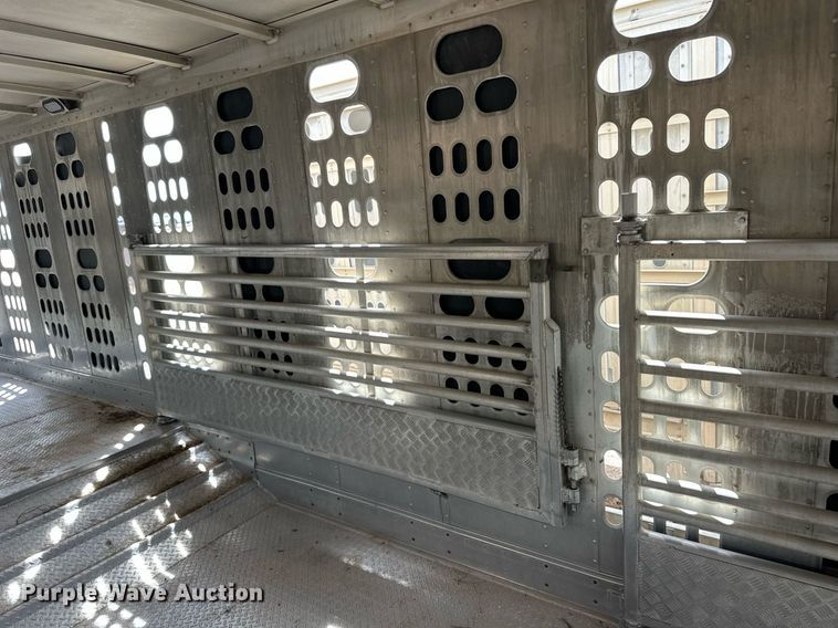 image for item EQ4705 2007 Barrett livestock trailer