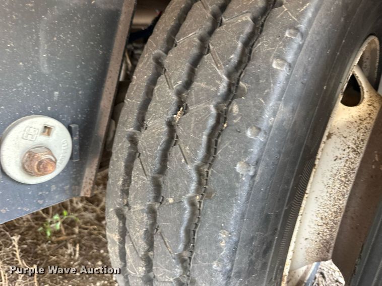 image for item EQ4705 2007 Barrett livestock trailer