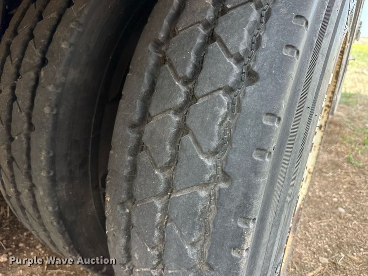 image for item EQ4705 2007 Barrett livestock trailer