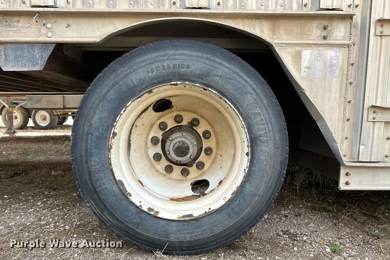 image for item EQ4705 2007 Barrett livestock trailer