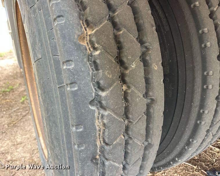 image for item EQ4705 2007 Barrett livestock trailer