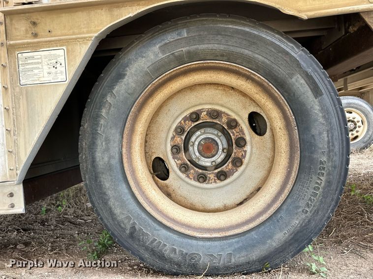 image for item EQ4705 2007 Barrett livestock trailer