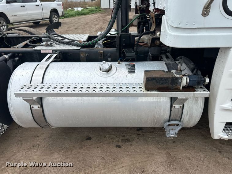 image for item EQ4710 2007 Freightliner Argosy semi truck