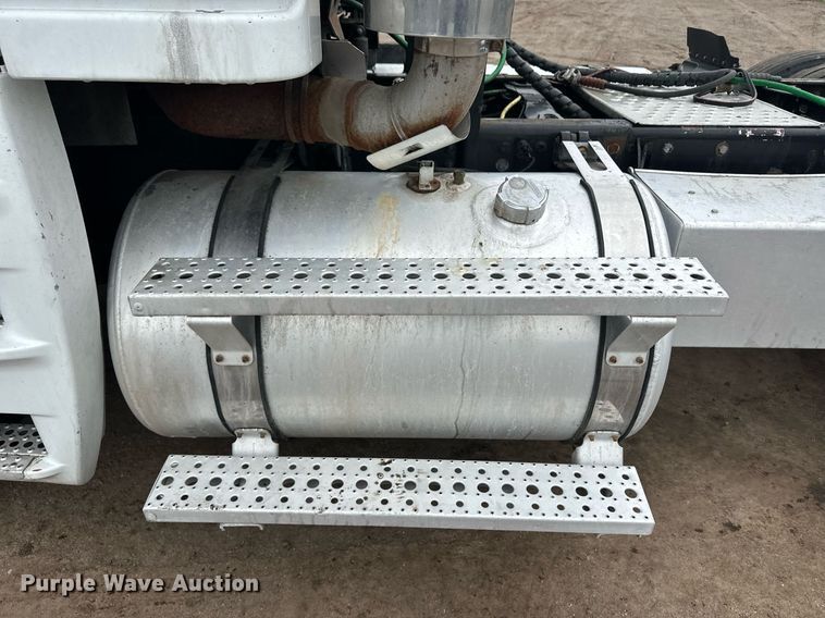 image for item EQ4710 2007 Freightliner Argosy semi truck