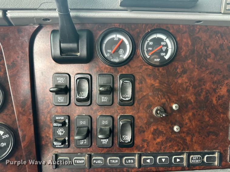 image for item EQ4710 2007 Freightliner Argosy semi truck