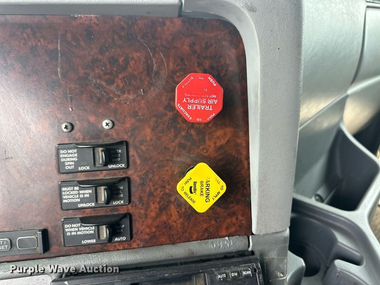 image for item EQ4710 2007 Freightliner Argosy semi truck