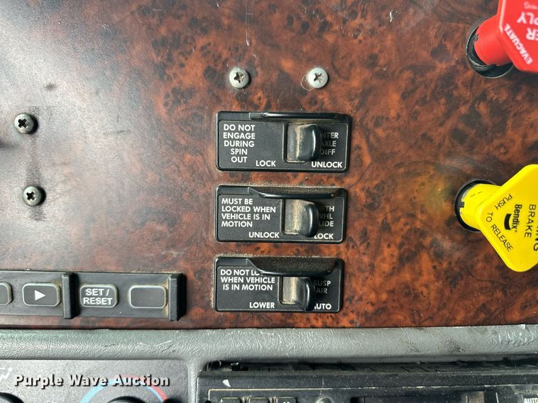 image for item EQ4710 2007 Freightliner Argosy semi truck