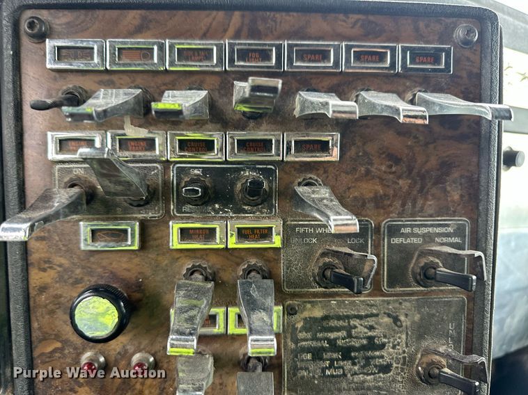 image for item EQ4711 1997 Kenworth T600 semi truck