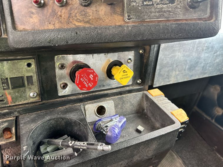 image for item EQ4711 1997 Kenworth T600 semi truck