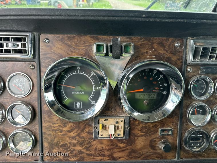 image for item EQ4711 1997 Kenworth T600 semi truck