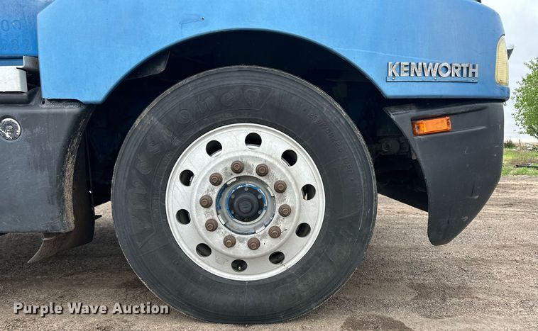image for item EQ4711 1997 Kenworth T600 semi truck