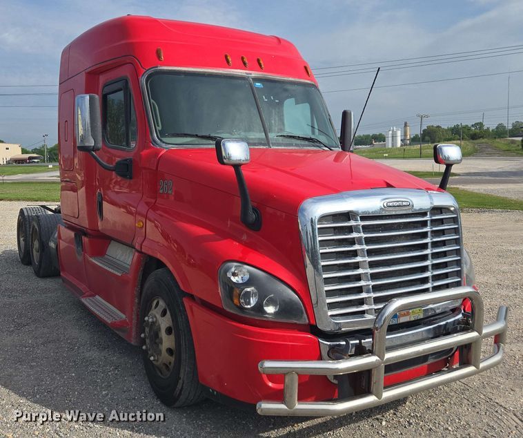 image for item FB9384 2018 Freightliner Cascadia 125 semi truck