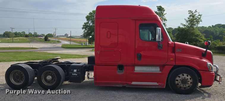 image for item FB9384 2018 Freightliner Cascadia 125 semi truck
