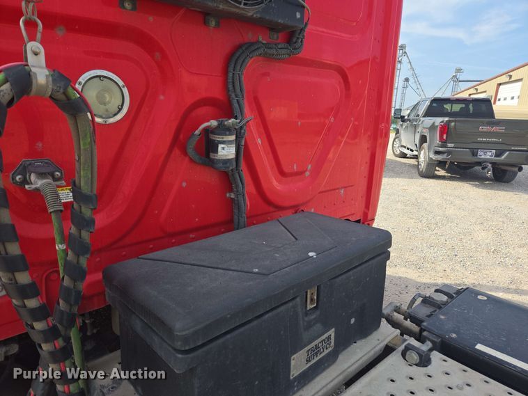 image for item FB9384 2018 Freightliner Cascadia 125 semi truck