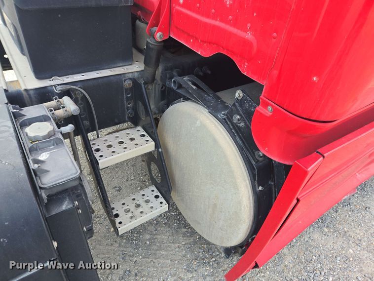 image for item FB9384 2018 Freightliner Cascadia 125 semi truck