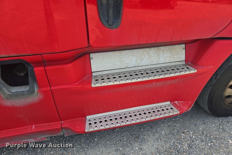 image for item FB9384 2018 Freightliner Cascadia 125 semi truck