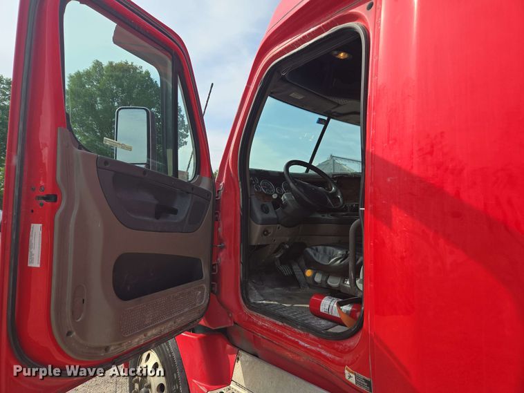 image for item FB9384 2018 Freightliner Cascadia 125 semi truck