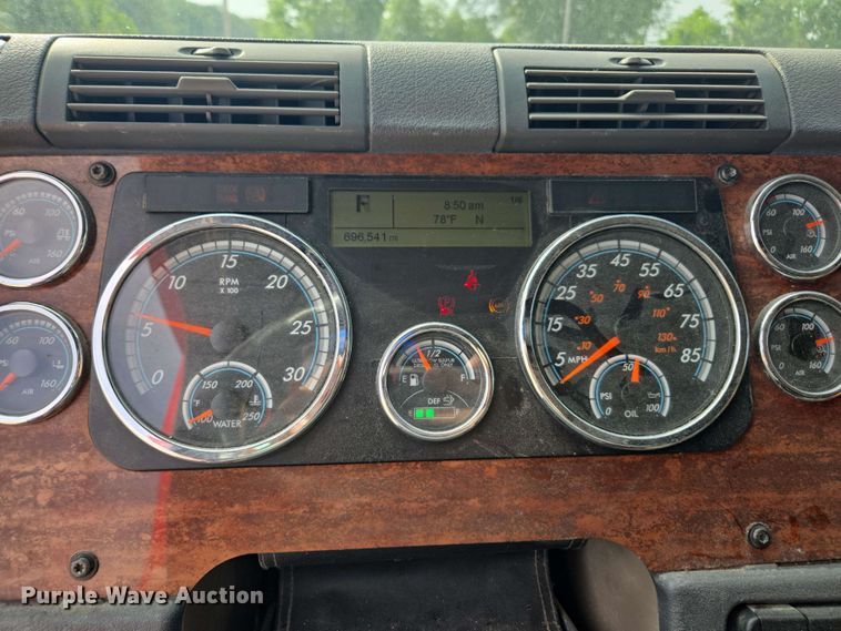 image for item FB9384 2018 Freightliner Cascadia 125 semi truck