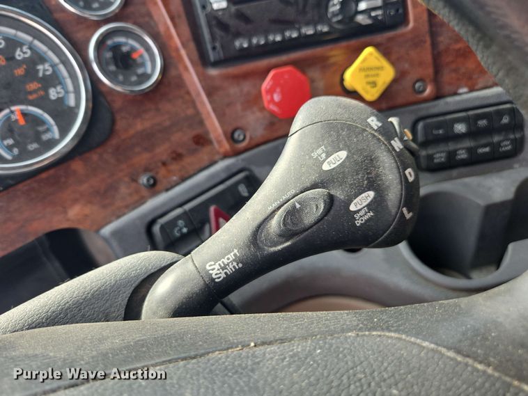 image for item FB9384 2018 Freightliner Cascadia 125 semi truck