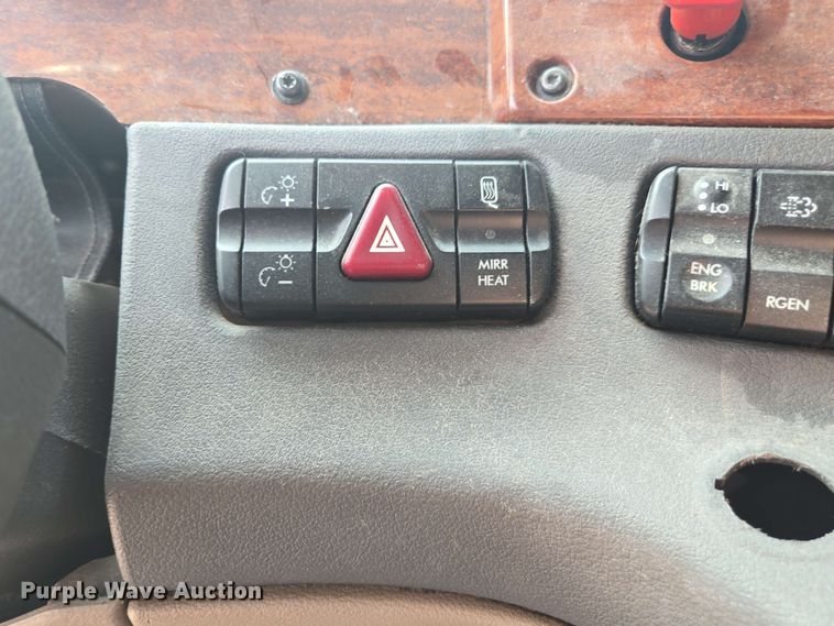 image for item FB9384 2018 Freightliner Cascadia 125 semi truck