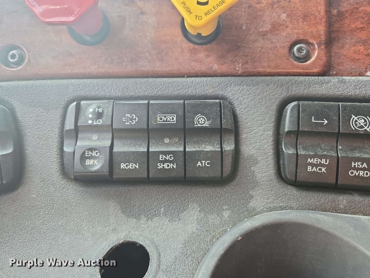 image for item FB9384 2018 Freightliner Cascadia 125 semi truck