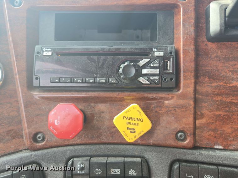 image for item FB9384 2018 Freightliner Cascadia 125 semi truck