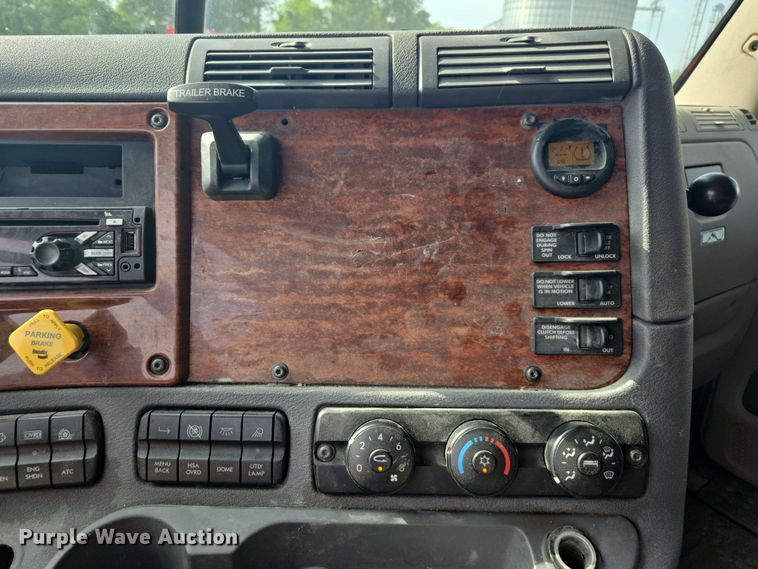 image for item FB9384 2018 Freightliner Cascadia 125 semi truck