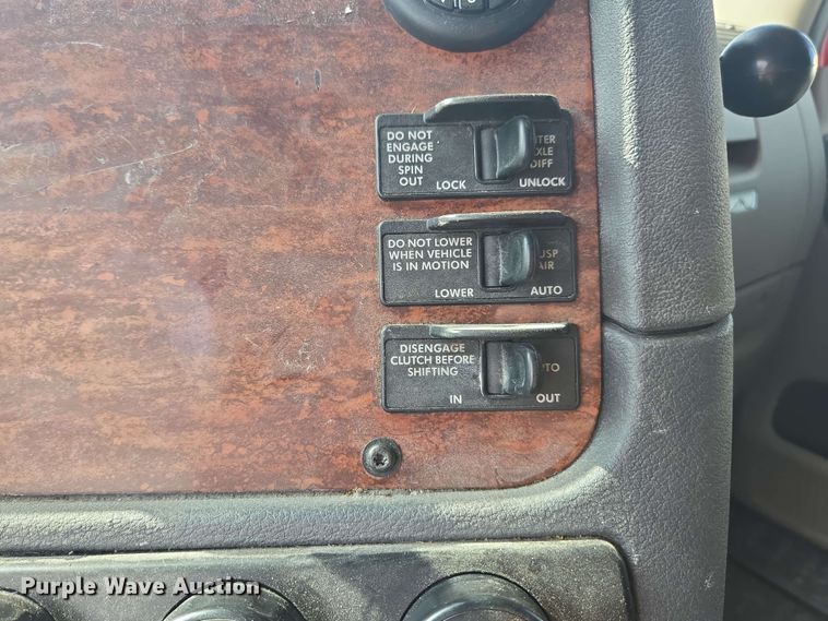 image for item FB9384 2018 Freightliner Cascadia 125 semi truck